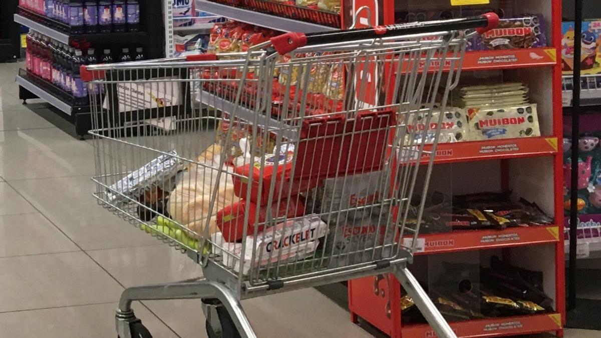 Productos en el interior de un carrito de supermercado.