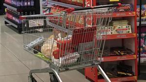 Productos en el interior de un carrito de supermercado.