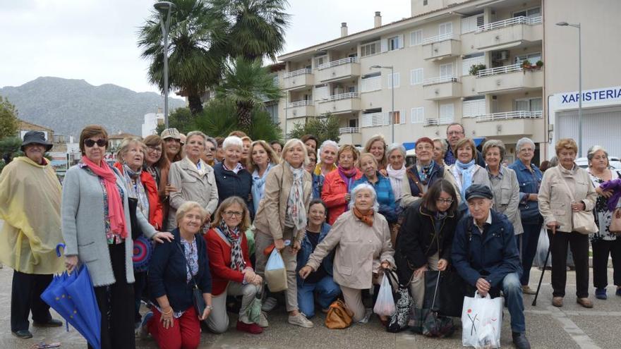 Foto de familia de los vecinos que participaron en la excursión a Pollença.