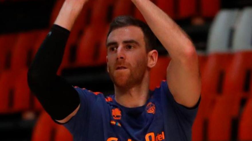 Víctor Claver, entrenando en solitario en La Fonteta con series de tiro. | F. CALABUIG