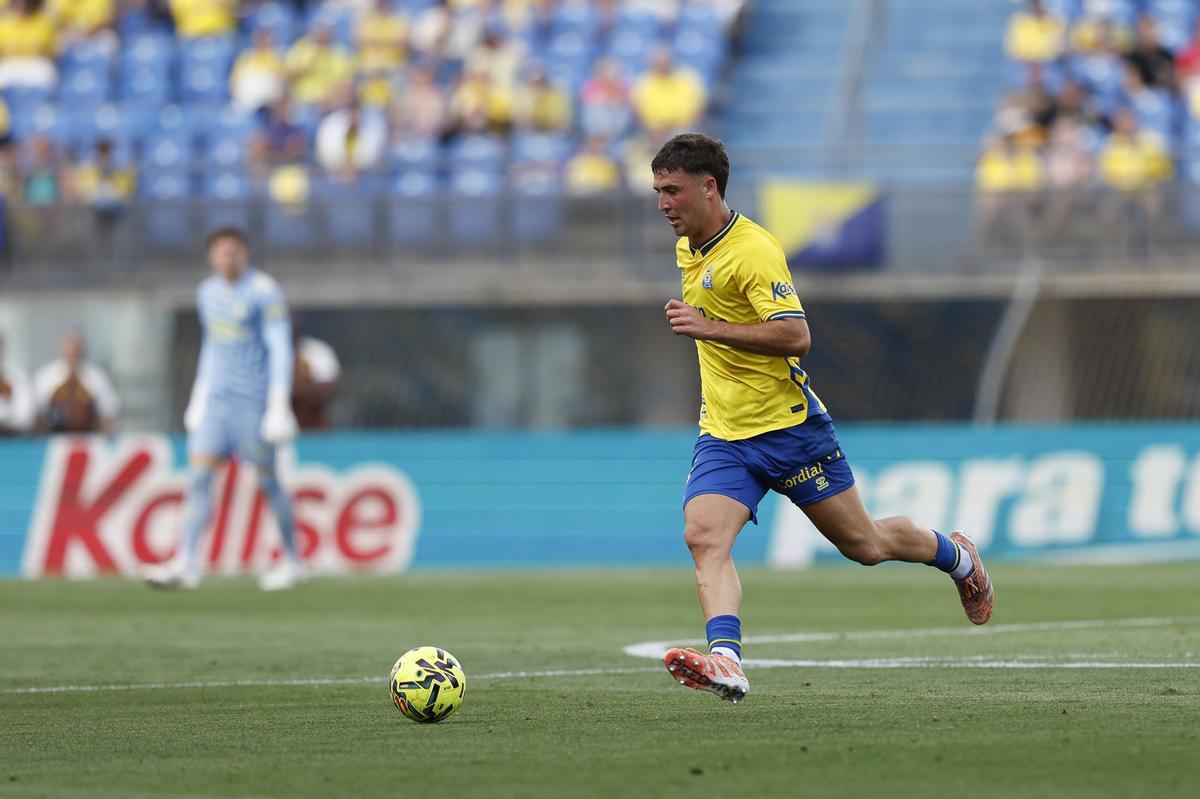 Juanma Herzog conduce la pelota durante el partido ante el Huesca en el Estadio de Gran Canaria.