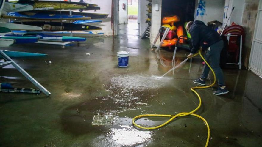 Un padre del Náutico O Muiño en las tareas de limpieza de la zona inundada del club.