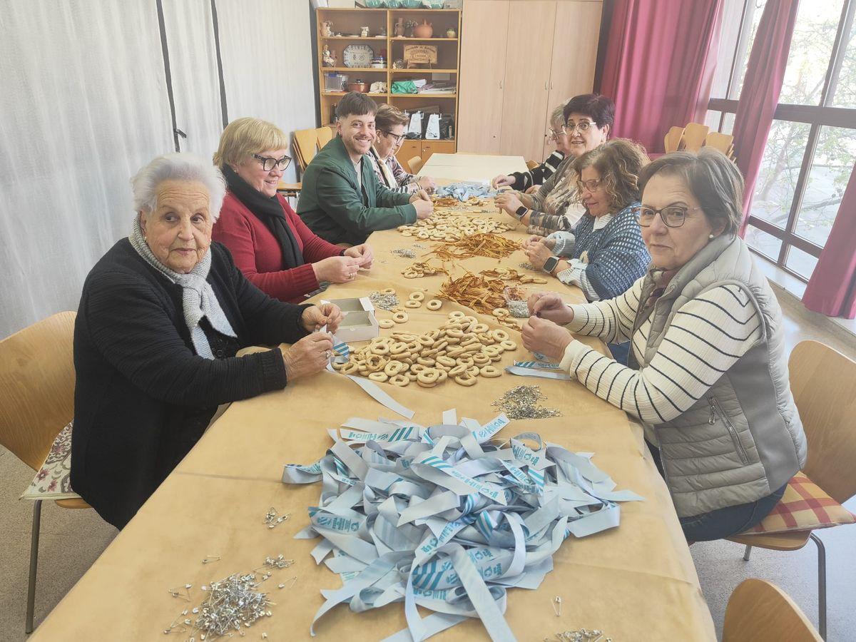 Las bolilleras y el concejal de Cultura, Carlos Esteban, preparan los 'rotllets' y cintas para este lunes.