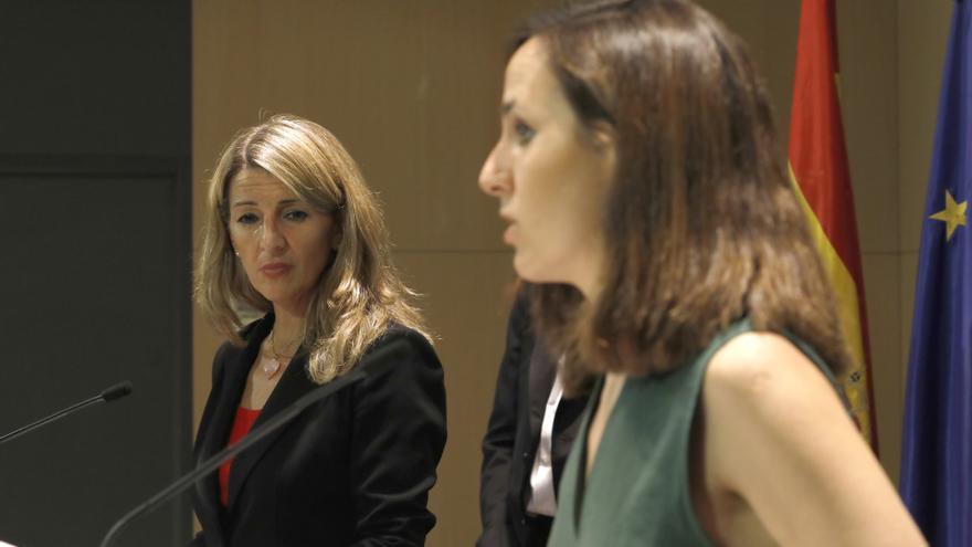 La vicepresidenta Yolanda Díaz, líder de Sumar, con la ministra Ione Belarra, secretaria general de Podemos.