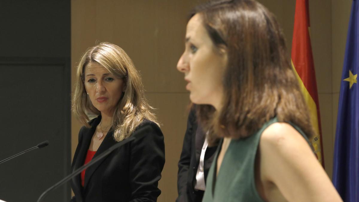 Archivo - La vicepresidenta Yolanda Díaz, líder de Sumar, con la ministra Ione Belarra, secretaria general de Podemos