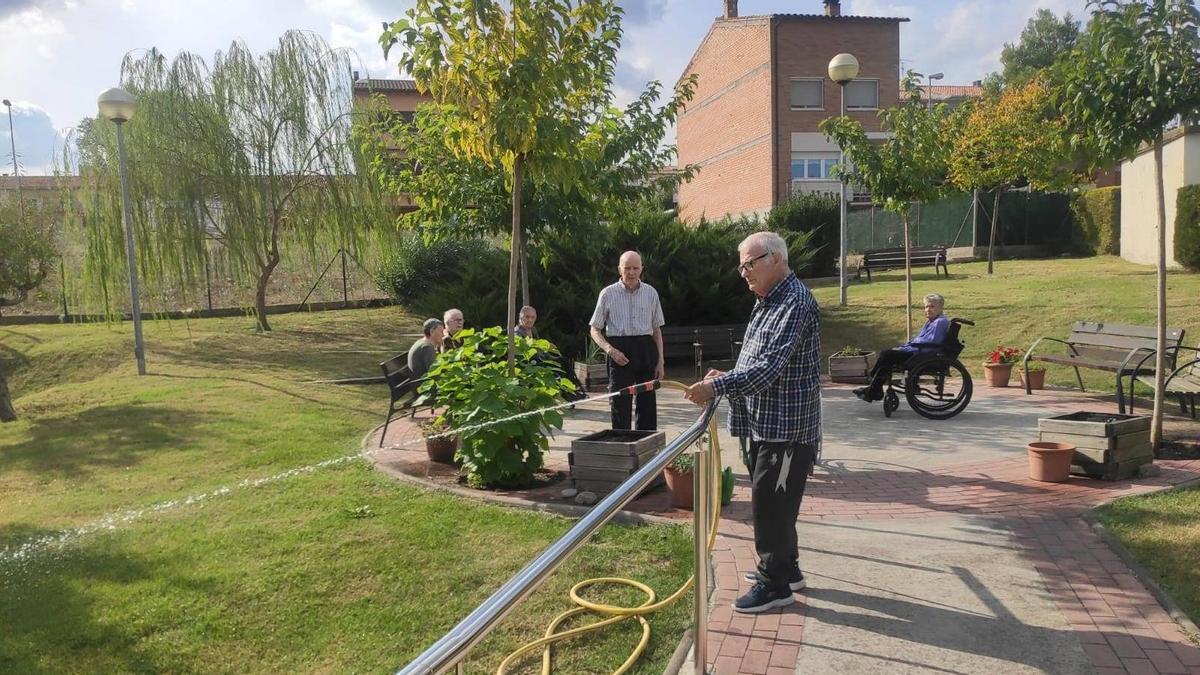 Els residents surten a prendre la fresca a l&#039;espai exterior de la residència Relat d&#039;Avinyó