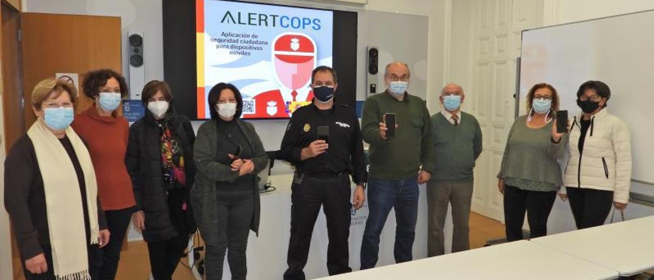 Alumnos de la UNED de más de 55 años, con el policía Antonio Mosquera.