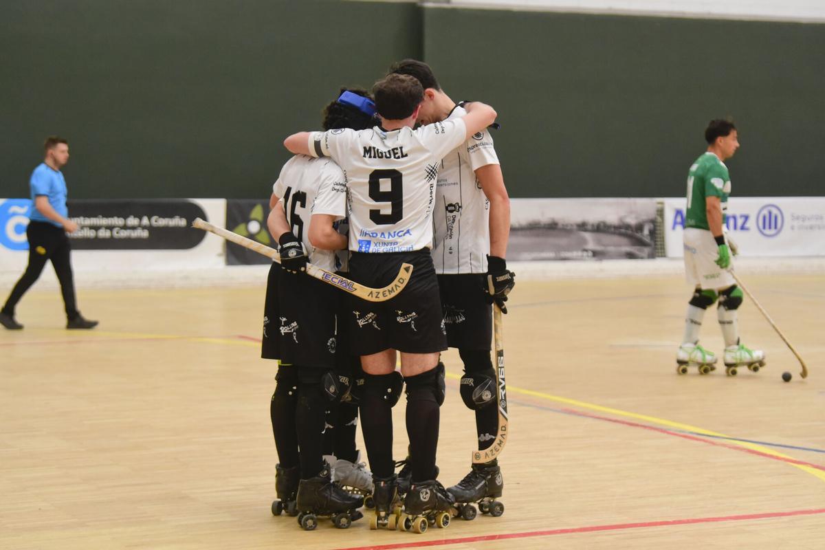 Los jugadores del Dominicos celebran un tanto en Monte Alto ante el Lloret.