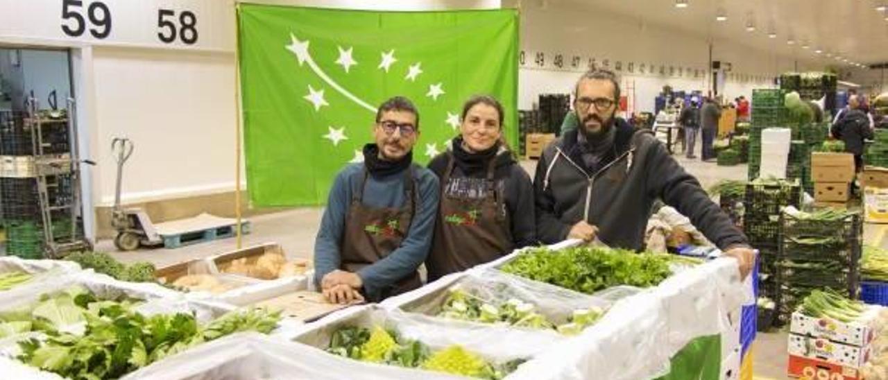 Productores de frutas y hortalizas ecológicas, en una parada de Mercavalencia.