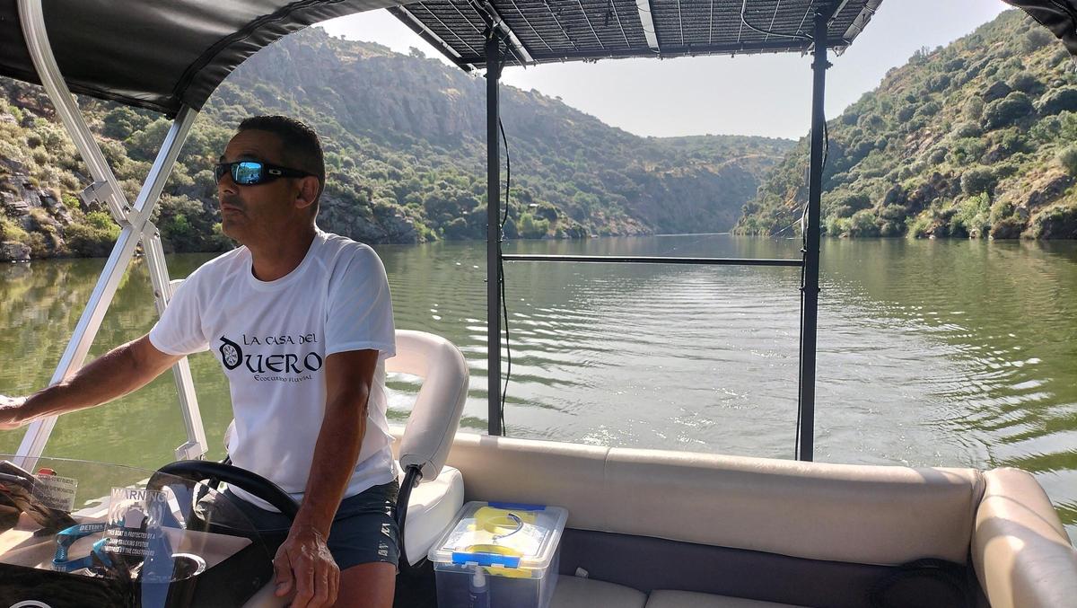Antonio Campesino en el barco por los Arribes del Duero