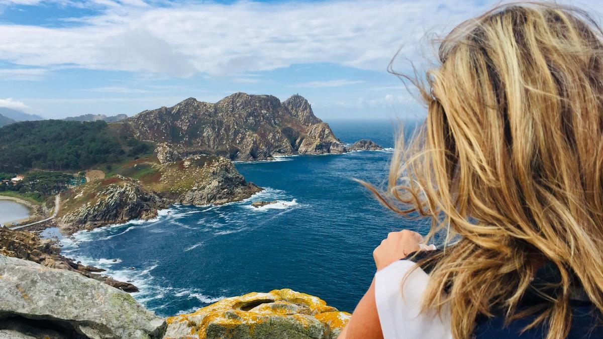 Diana Bosch, d’esquena, mirant al mar, a la carretera entre Tossa i Sant Feliu de Guíxols