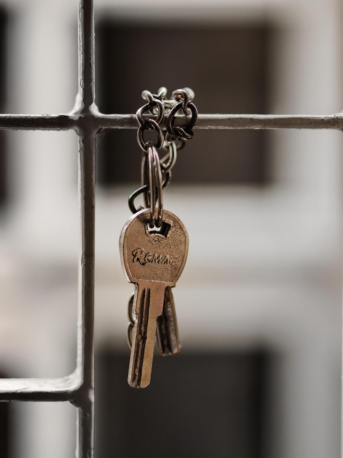 Una pareja de llaves colgadas en un balcón