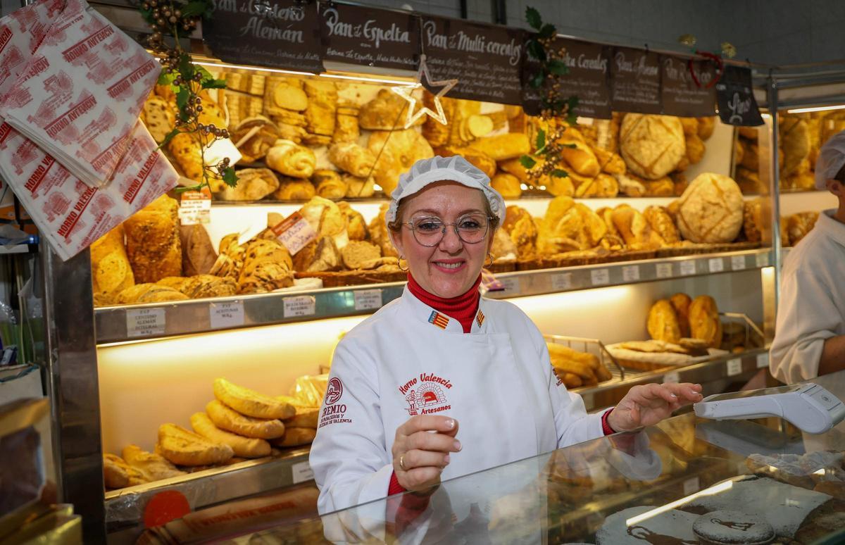 Ana María Martí es el alma del Horno Valencia, uno de los negocios con más solera del barrio Ana María Martí es el alma del Horno Valencia, uno de los negocios con más solera del barrio