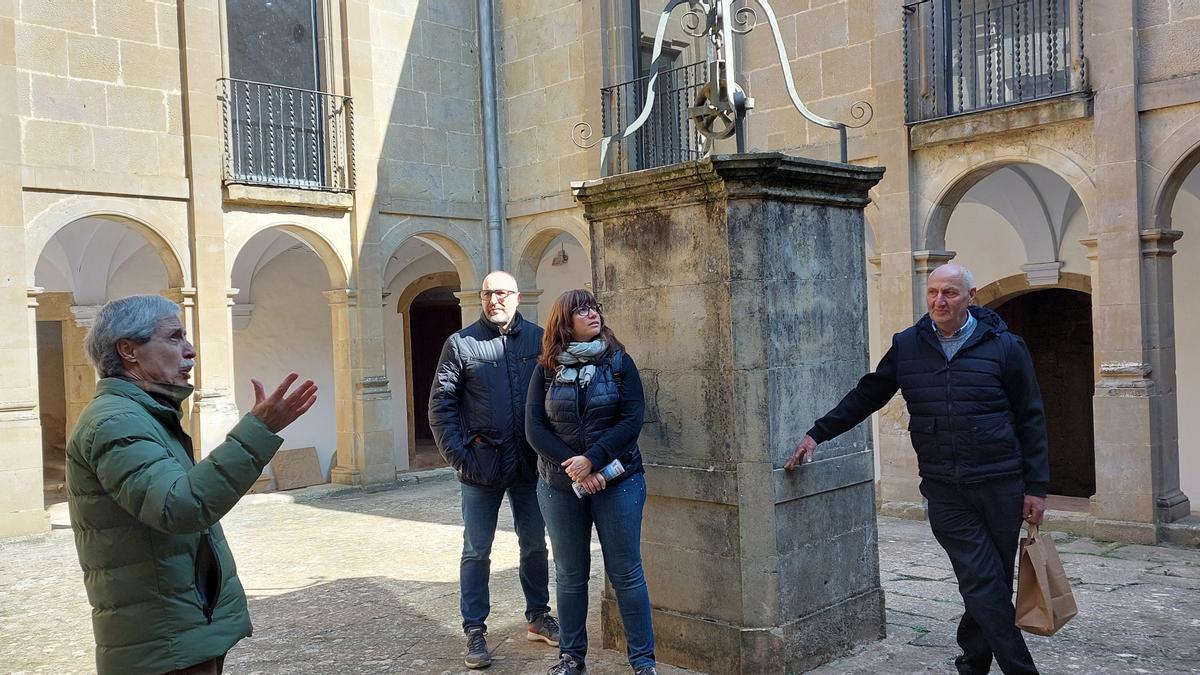 Visitants al claustre neoclàssic del monestir de Serrateix