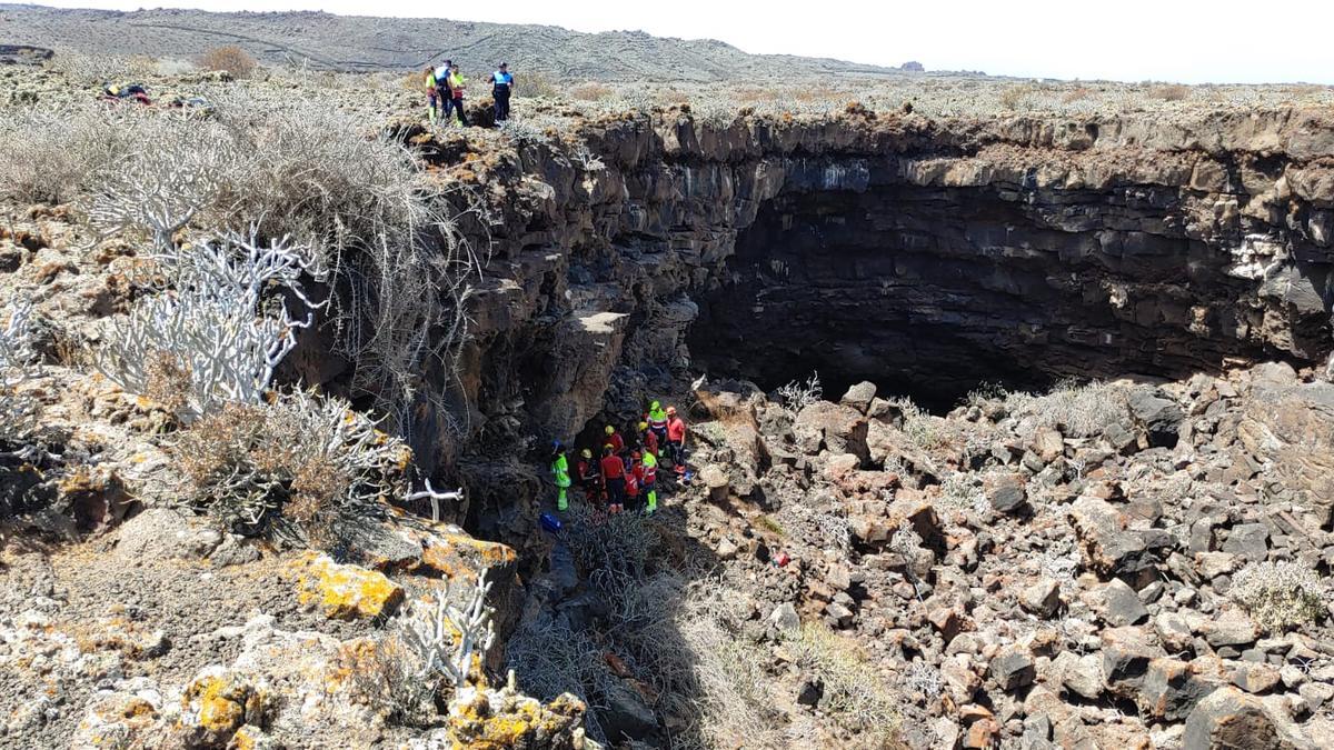 Los recursos de emergencias actuando en la cueva donde ocurrió la caída en Haría.