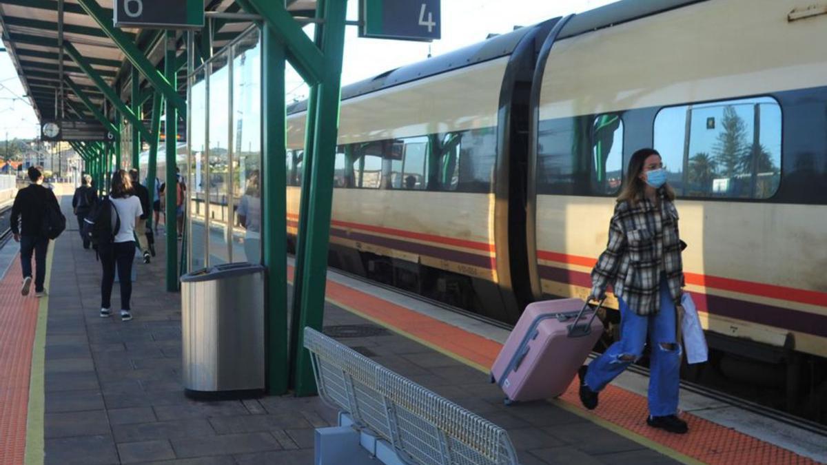 Varios usuarios en la estación de Renfe en Vilagarcía.   | // I. ABELLA