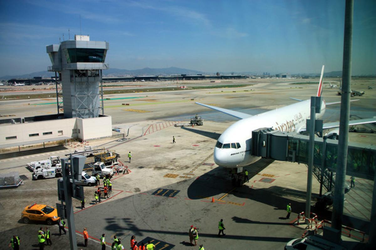 Un avió, a l’aeroport del Prat.
