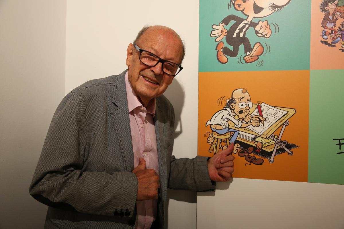 Francisco Ibáñez, ante un autorretrato suyo dibujando, en el Museo del Cómic de Sant Cugat, en 2019. 