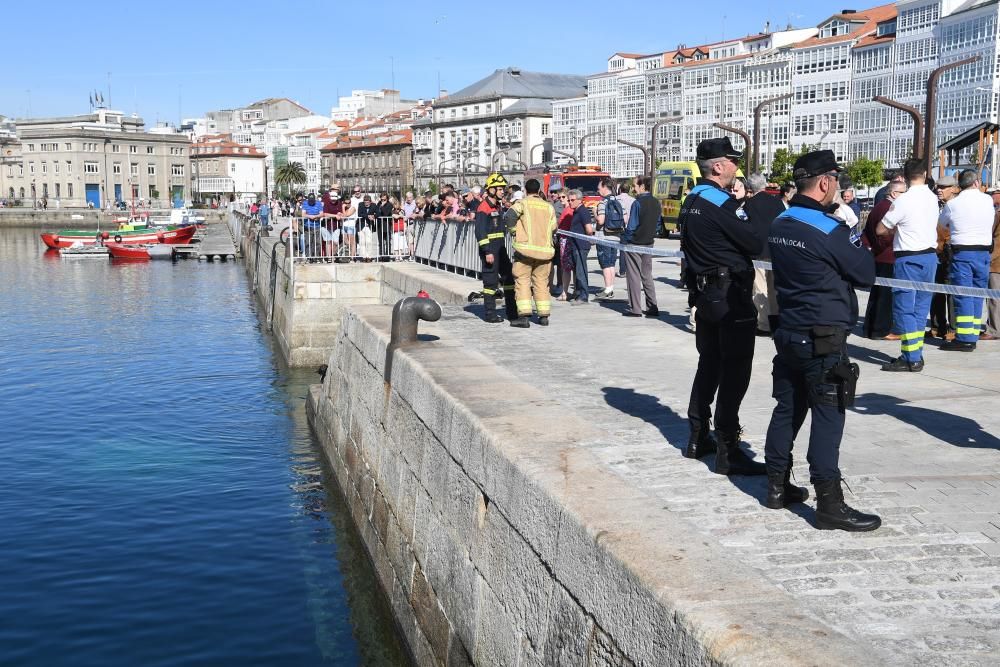 Una furgoneta cae al agua en la dársena coruñesa