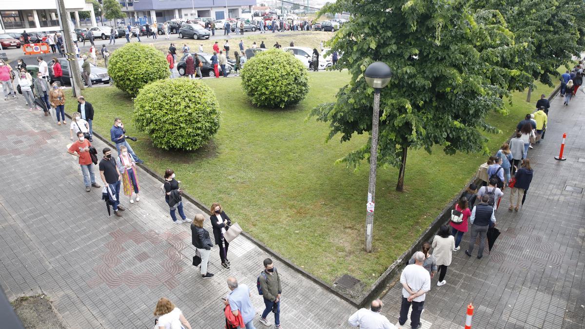 Colas esta tarde frente al centro de vacunación de Perchera