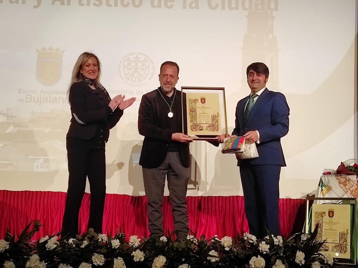 Entrega de las medallas de Bujalance por el Día de Andalucía a Francisco Navarro.
