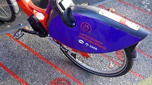 Una bicicleta del servicio metropolitano AMBici, en Sant Boi.