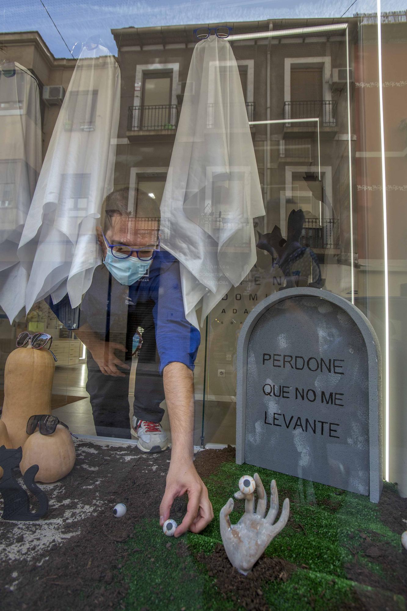 Los comercios de Alicante pierden el miedo a Halloween