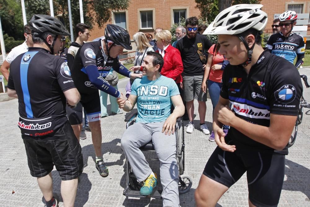 Ciclistes donen suport al medallista olímpic Josep Antoni Escuredo en sortir de l''hospital després de ser atropellat per un taxista
