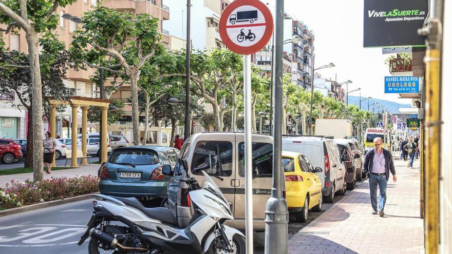 Señal de prohibición de circulación de ciclomotores en el centro urbano.