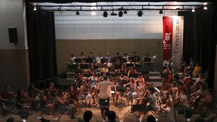 El conjunto de la orquesta toca durante el ensayo de ayer en el Conservatorio Profesional de Música.