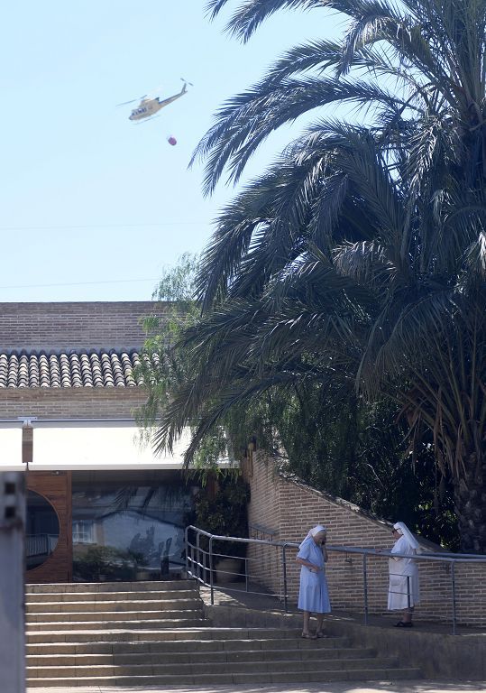 Las imágenes del incendio que ha obligado a desalojar un convento en Guadalupe