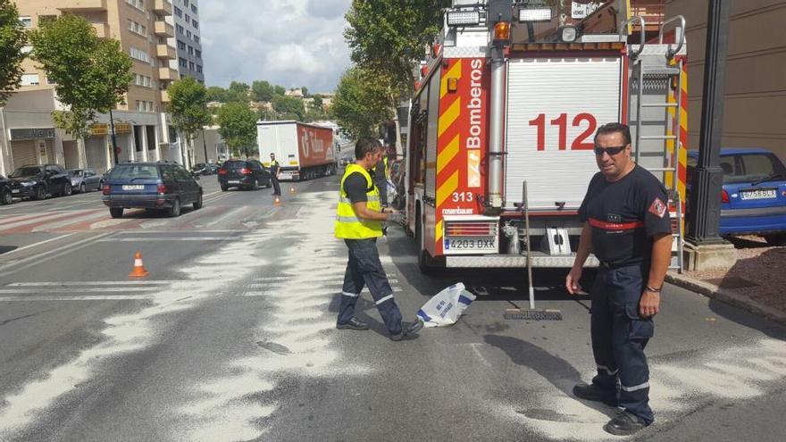 Los bomberos han tapado la mancha de aceite con arena