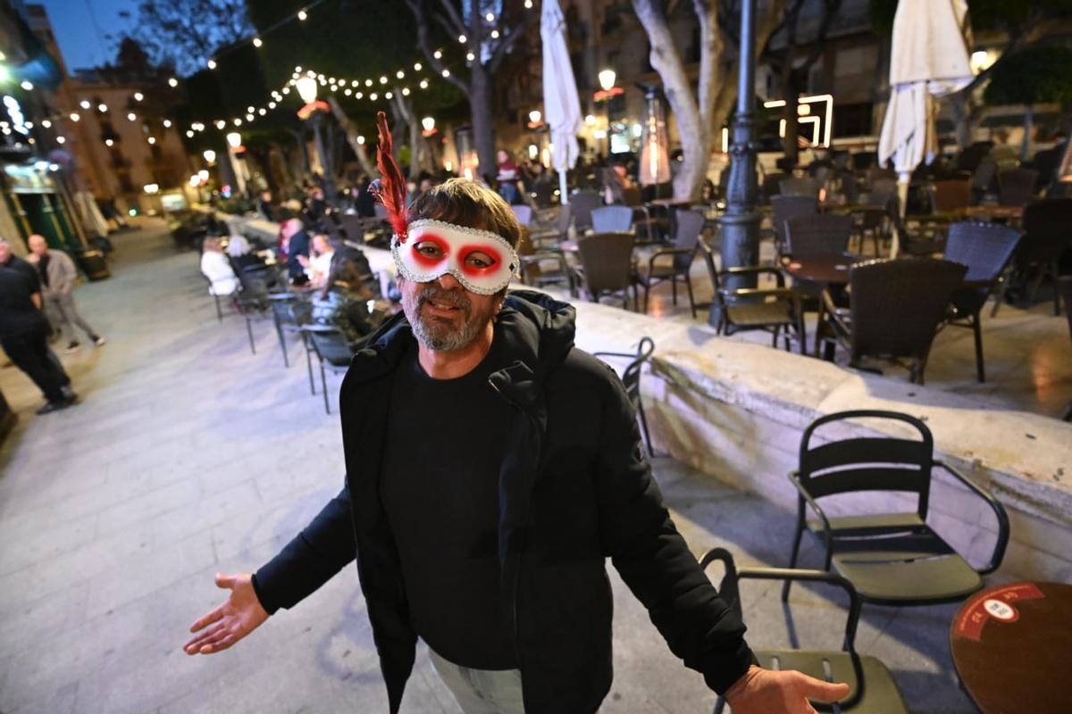 Elche se disfraza pese a la cancelación de Carnaval por el viento