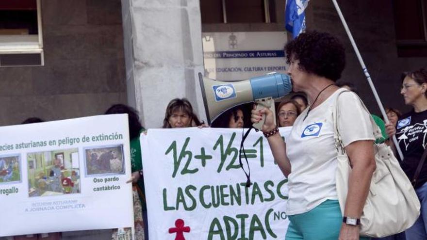 Beatriz Quirós, del Suatea, se dirige a sus compañeros, durante la concentración de ayer ante la Consejería. | miki lópez