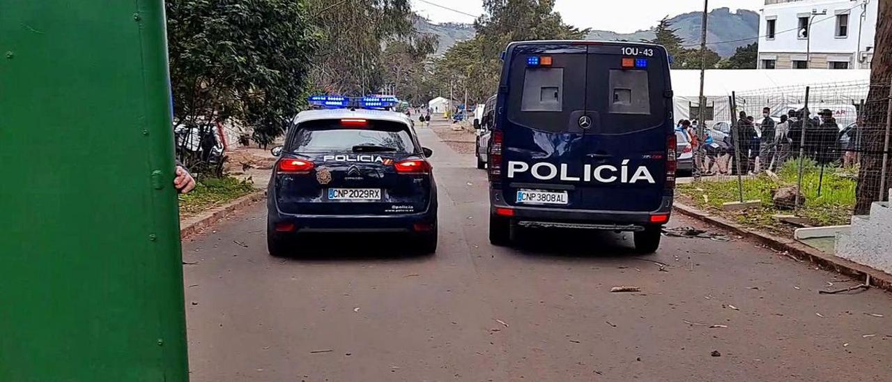 Imagen de archivo de vehículos de la Policía Nacional en Las Raíces