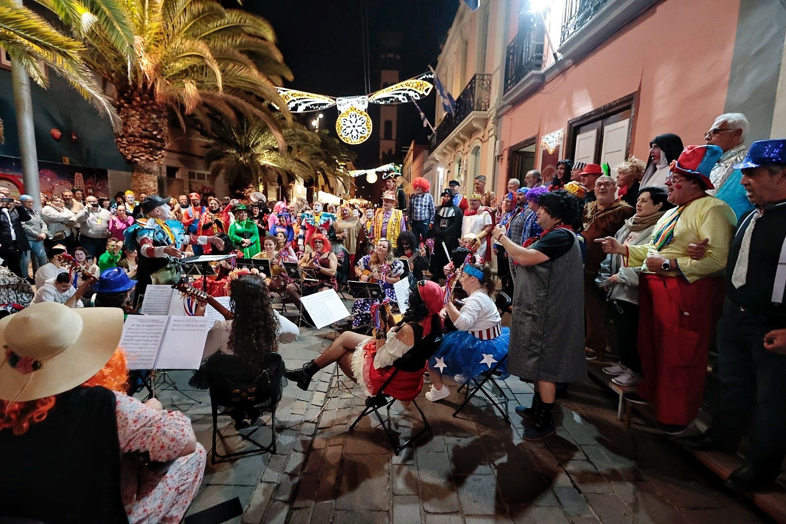 Encuentro de la rondalla El Cabo y Bambones en la calle de La Noria