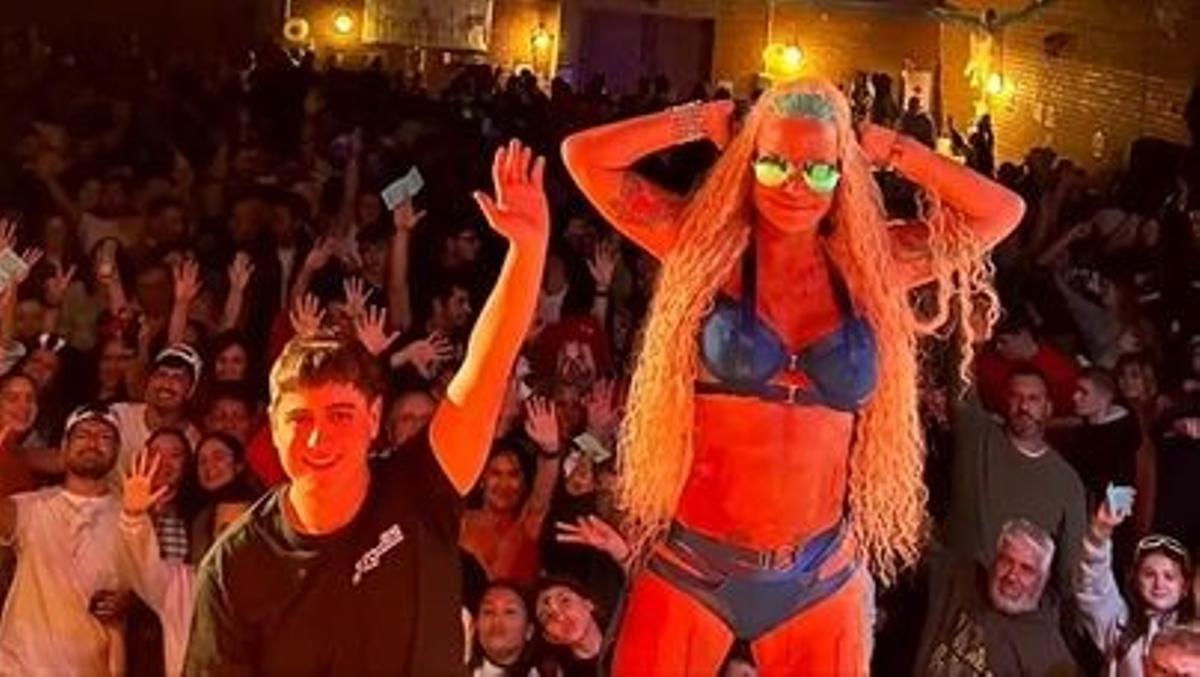 Leticia Sabater durante su actuación de Halloween en Villalengua, en la provincia de Zaragoza.