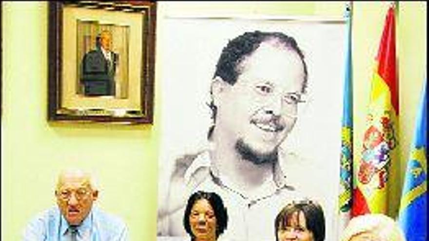 Rufino Roces, director de la Fundación; Paula Granados, viuda de Vega; Luz Fanjul, del Eulalia Álvarez, y Loli Monzón, de las Dominicas de Sama.