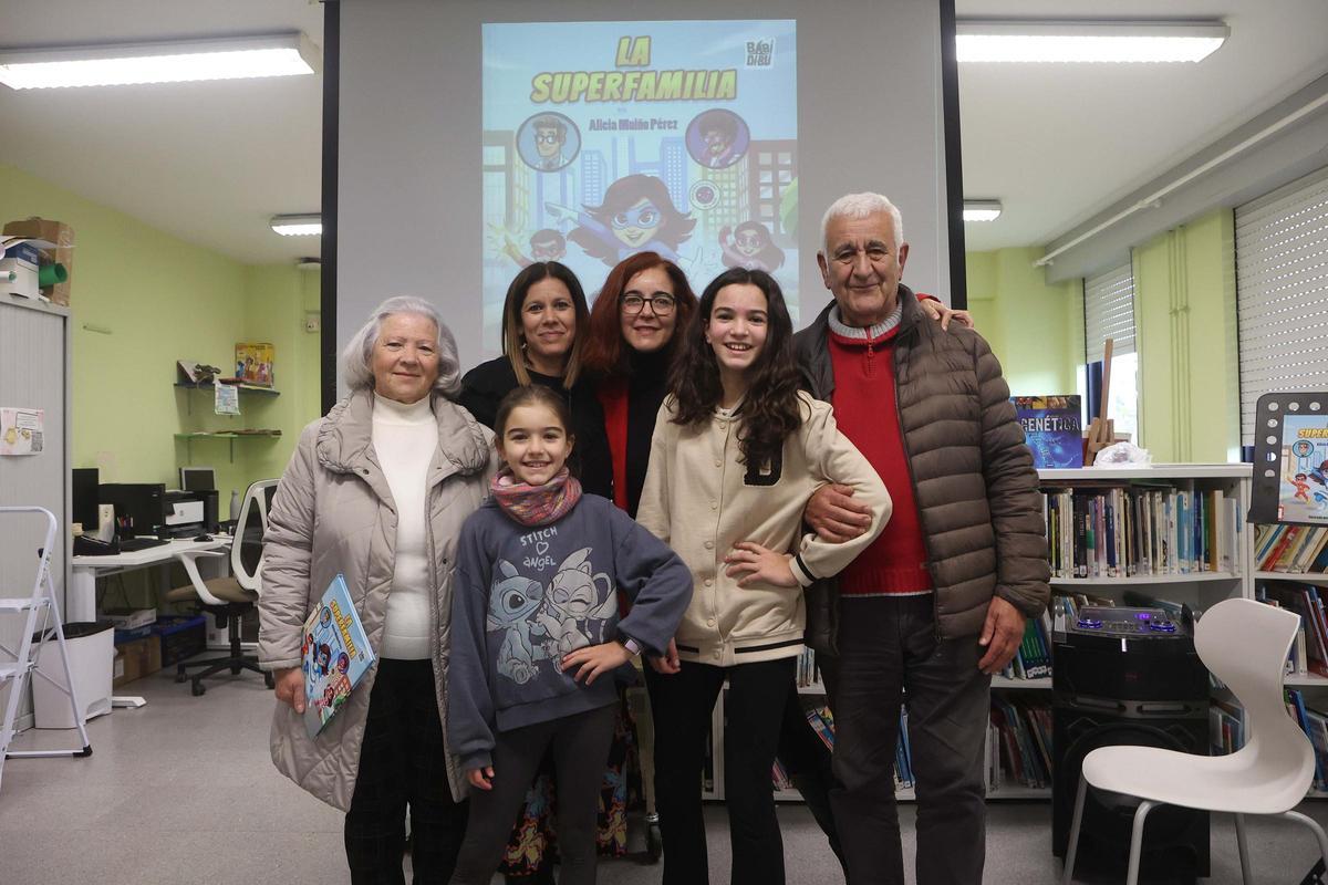 Alicia Muiño con su familia, que también protagoniza el libro