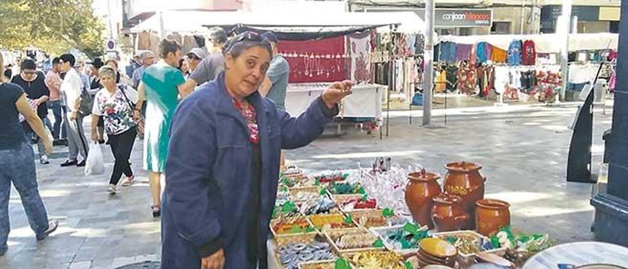 Catalina Mora muestra uno de sus adornos de barro.