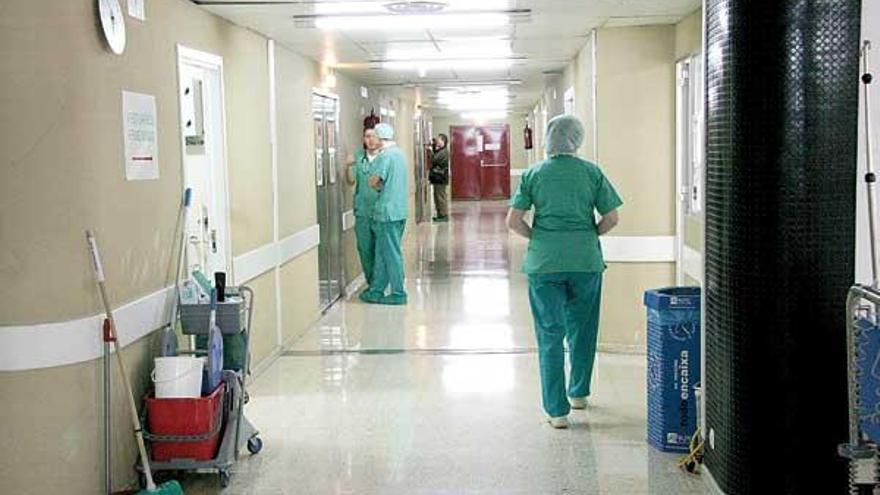 La joven se encuentra en la planta de medicina interna del Complejo Hospitalario.