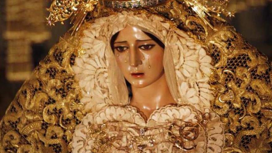 Primer plano de la Virgen de la Esperanza.