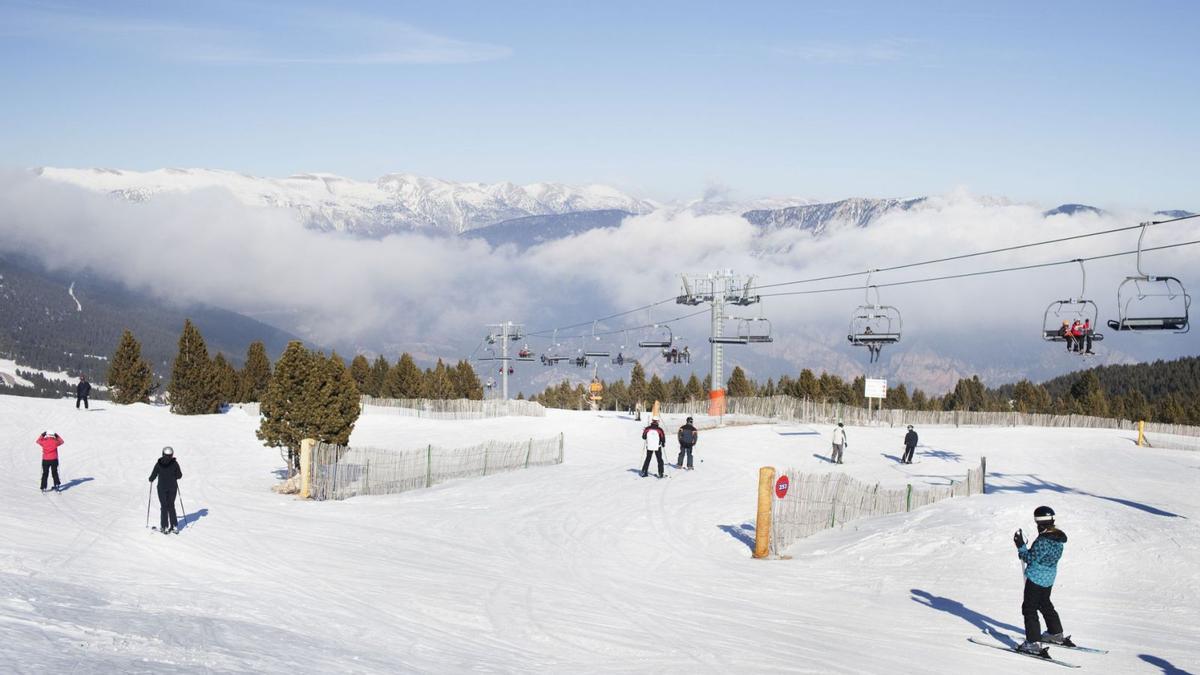 Enguany es preveu una ocupació elevada a les pistes catalanes gràcies a la meteorologia i al bon ritme de vacunació del país | ORIOL CLAVERA