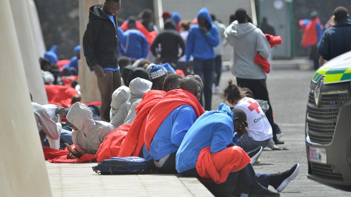 Varios inmigrantes son atendidos por los servicios de emergencias, en el Puerto de la Restinga, en El Hierro, tras llegar en una patera.