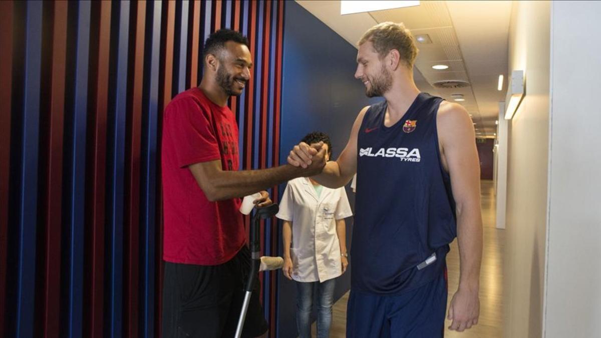 Hanga dando la bienvenida a Blazic, una de las nuevas incorporaciones