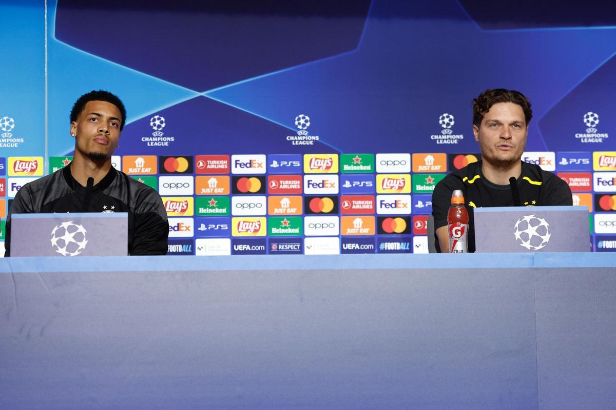 Felix Nmecha, jugador del Borussia Dortmund, junto a su entrenador Edin Terzić en la previa al Atlético - Dortmund.