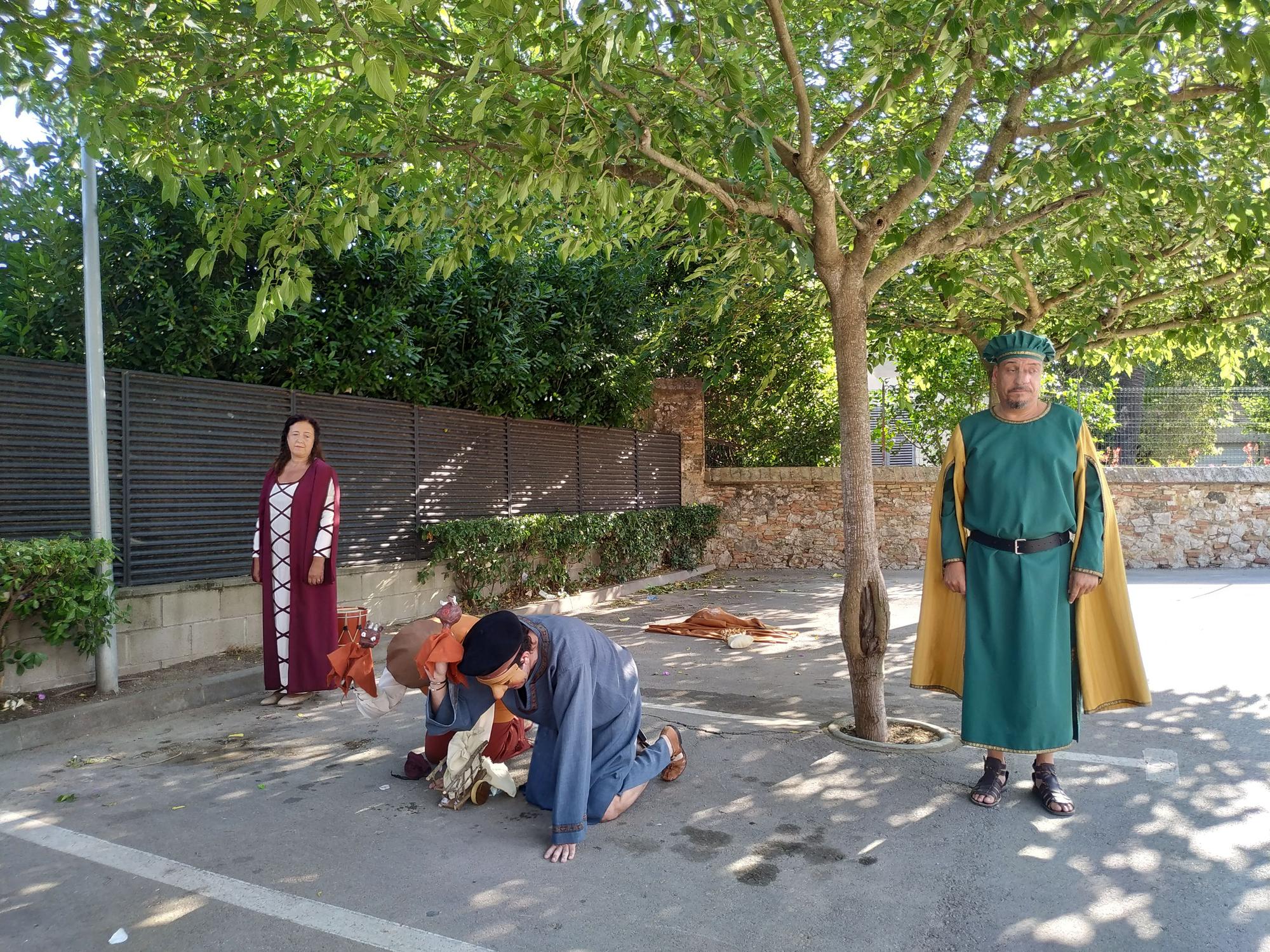 El teatre al carrer amb els actors protagonistes.jpg