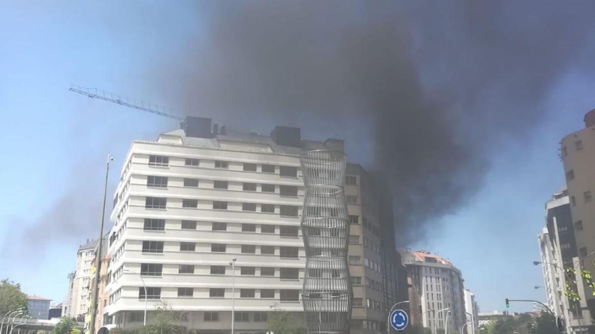 El incendio de una uralita genera una densa humareda  | LA OPINIÓN