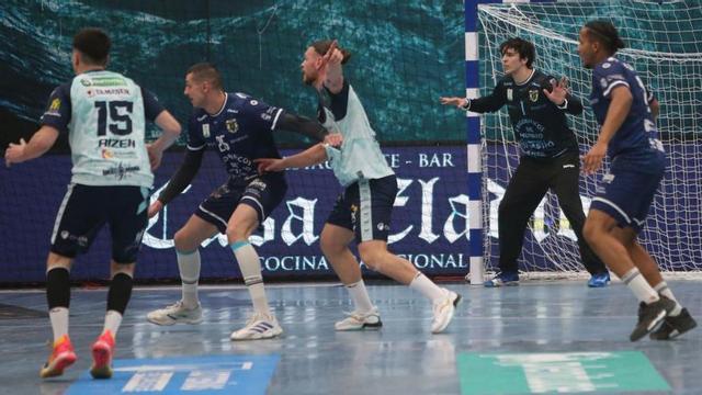 Luka Krivokapic, al fondo, en el duelo entre el Cangas y el Puente Genil.
