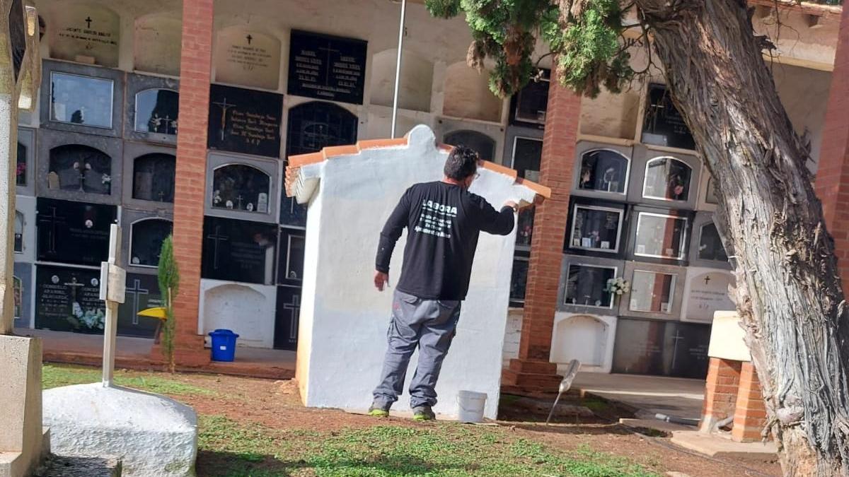 Beneficiarios del taller de empleo han pintado elementos del cementerio de Nules para dejarlo listo